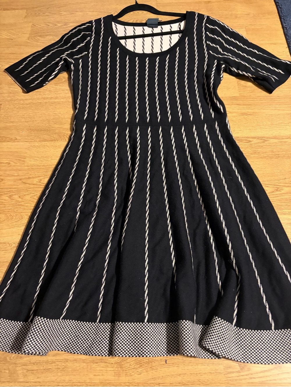 Gabby Skye Black and White Striped Fit-and-Flare sweater Dress- large